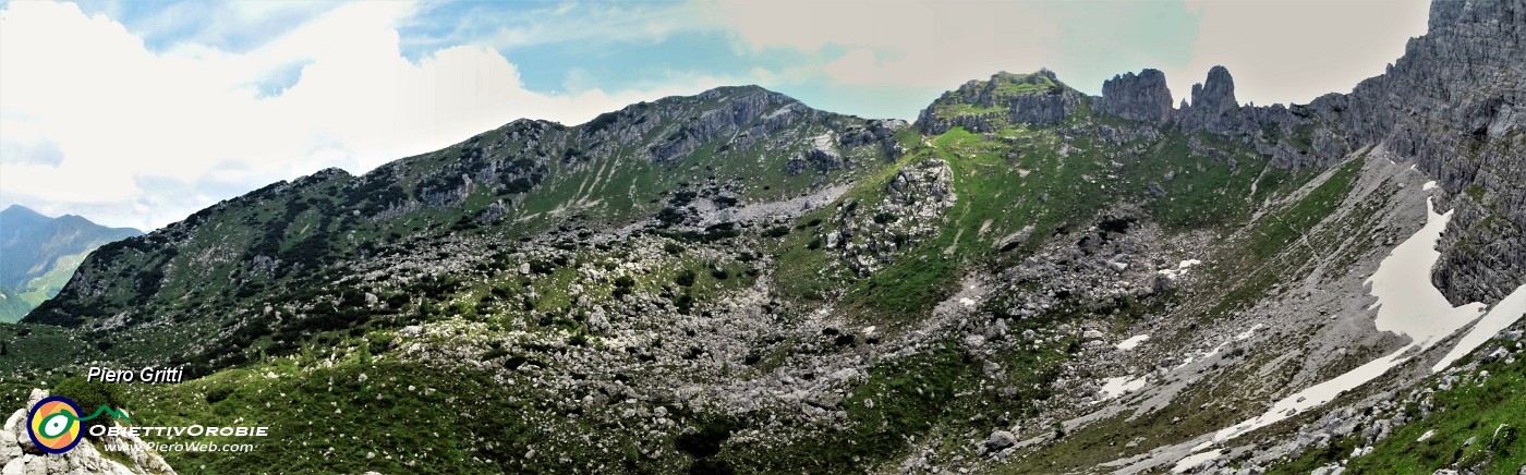 40 Panorama sulla Valle dei mughi con Corna Grande di fronte a sx.jpg